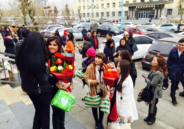 Дуучин Нарагийн “уулзалт бум бужигнасан” болжээ